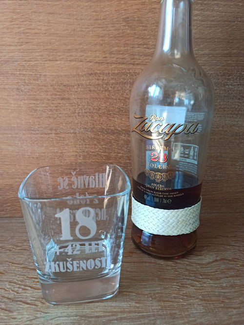 Narozeninová sklenička whiskey / rum