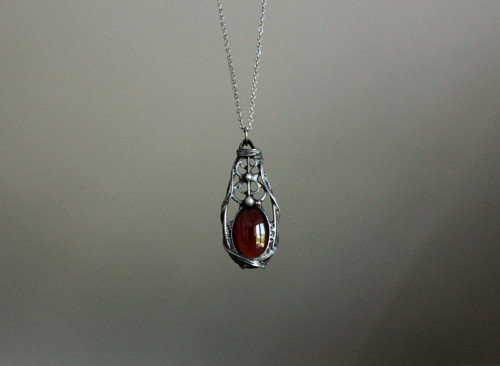Carmilla ~ Šperk s granátem — foto 1