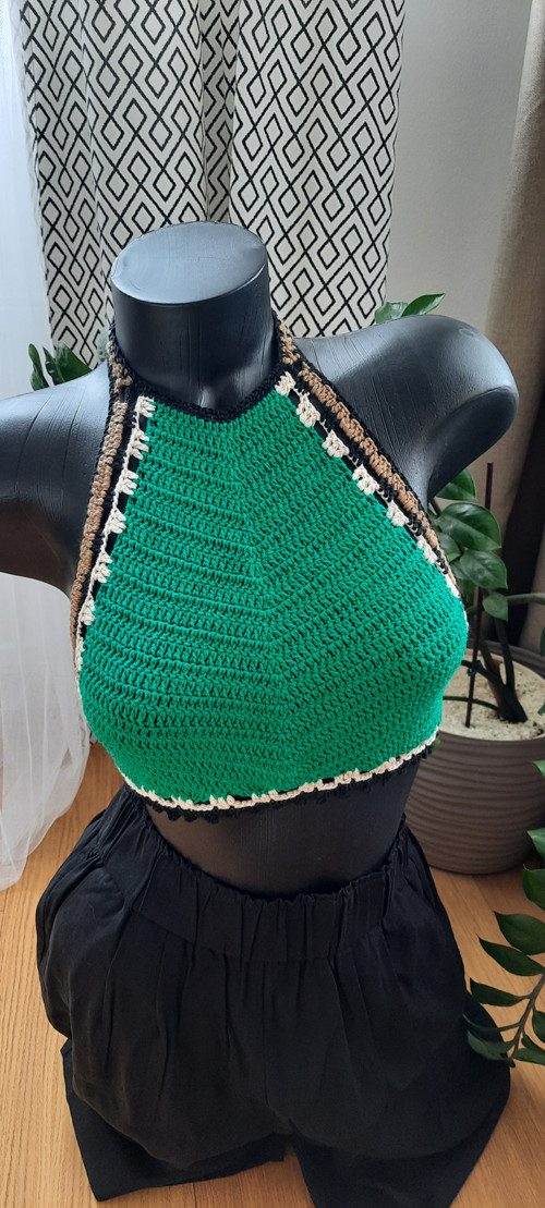 Zelený háčkovaný crop-top . — foto 1