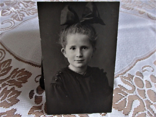 Dívenka s mašlí - fotografie
