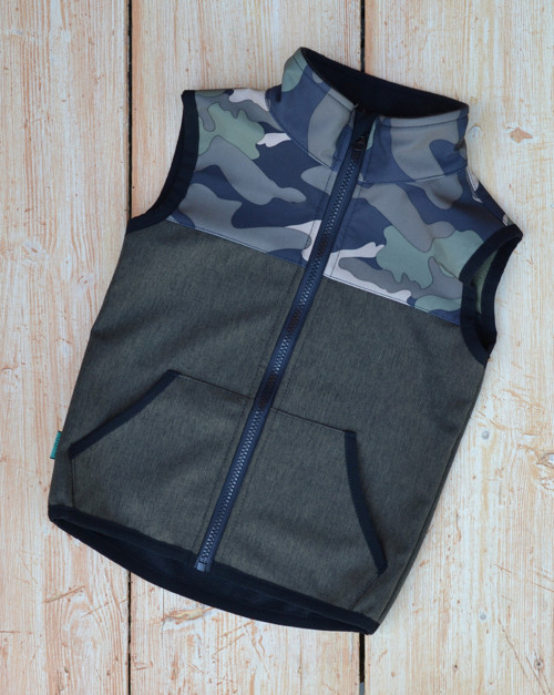 Softshell.vesta se stojáčkem-khaki/zelený maskáč