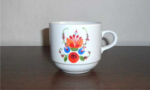 Porcelánový HRNEK, šálek květiny • Kahla, GDR