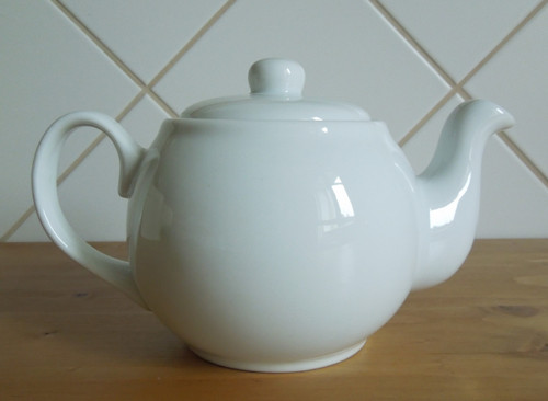 Menší porcelánová konvička