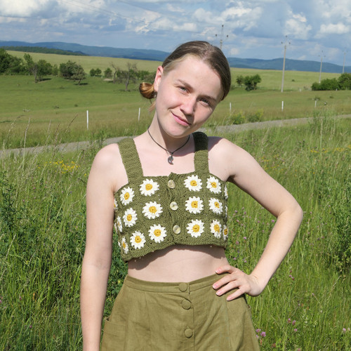 Háčkovaný krátký top na ramínka — foto 1