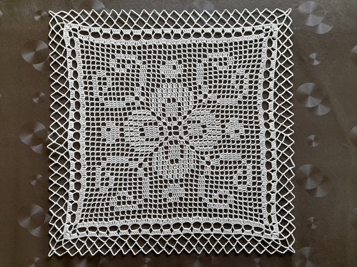 Háčkovaný čtverec 35-37 cm