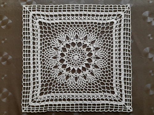 Háčkovaný čtverec 35-37 cm