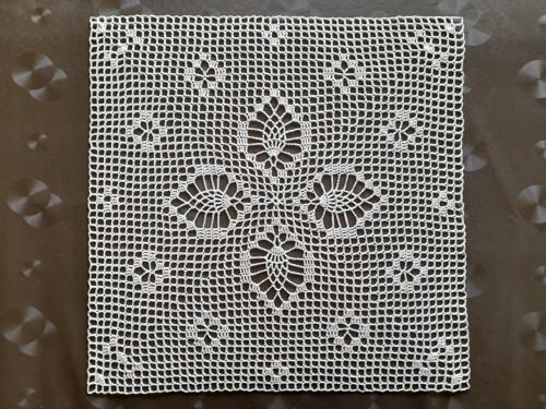 Háčkovaný čtverec 35-37 cm