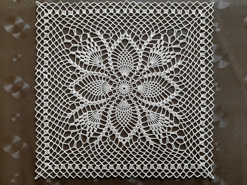 Háčkovaný čtverec 35-37 cm