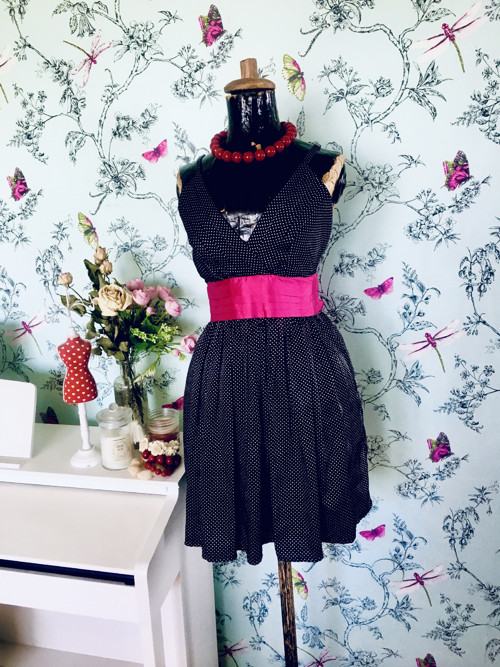 Šaty retro v puntíku — foto 1