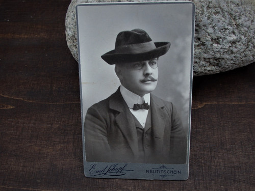 V klobouku - kabinetka — foto 1