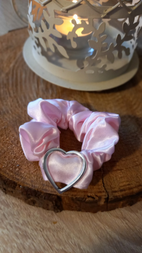 Saténová Scrunchie gumička do vlasů se srdcem