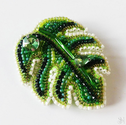 Handmade šitá korálková brošňa monstera