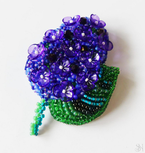 Handmade šitá korálková brošňa orgován