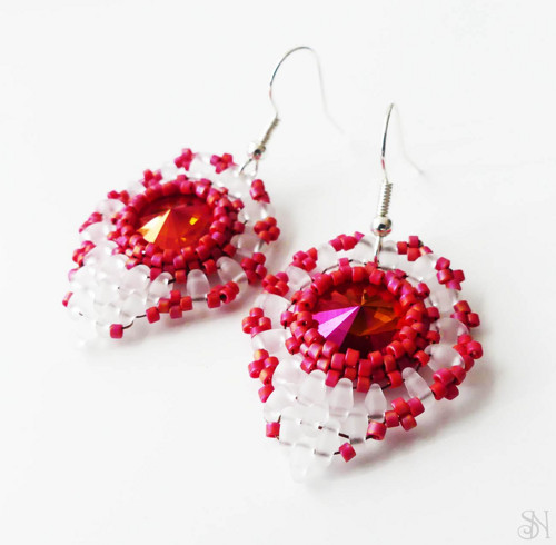 Elegantné cyklámenové Swarovski náušnice
