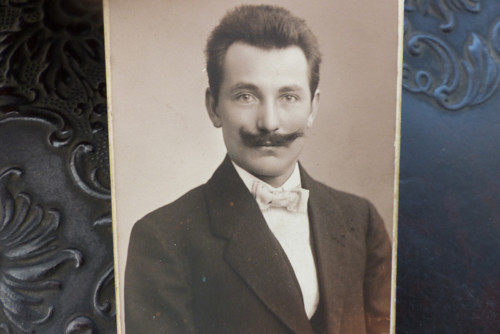 S knírkem...stará kabinetní fotografie Plzeň