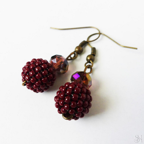 Handmade hnedé visiace náušnice šité z korálok
