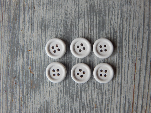 Knoflík dřevěný 1,5 cm 20 ks bílý