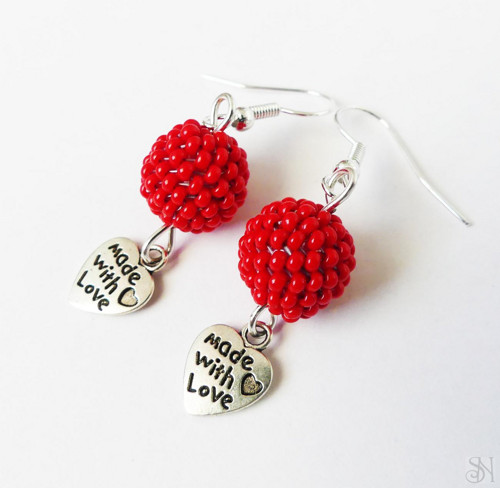 Handmade červené visiace náušnice šité z korálok s