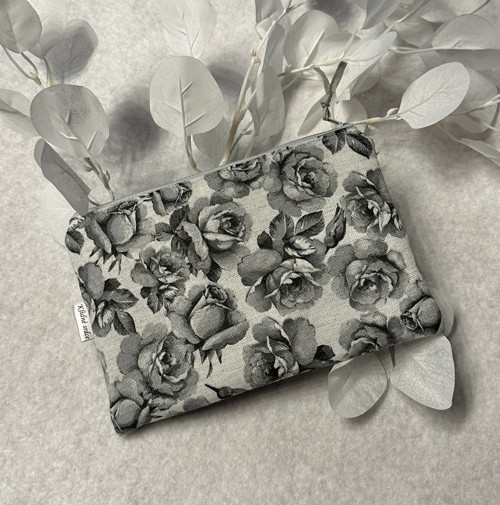 Kapsička zipová - šedé růže - 21,5cm