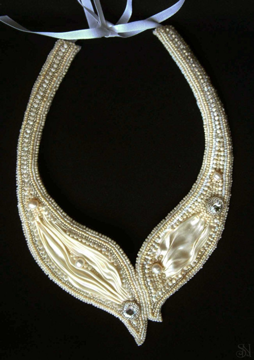 Luxusný béžový šitý nárhdelník so Swarovski krištá