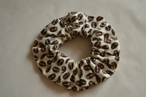 Scrunchie gumička s motivem kávových zrn