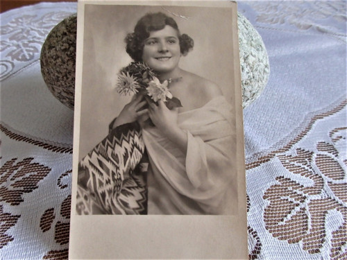 Slečna s kyticí aster - fotografie