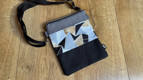 Crossbody mini černošedá se vzorem trojuhelníků