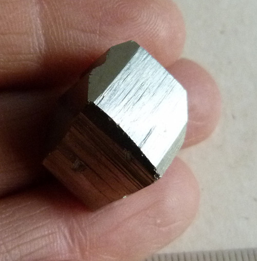 Pyrit krystal - 2,3 cm (P1)