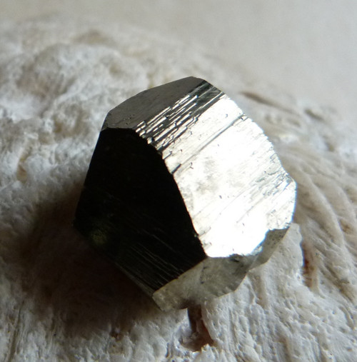 Pyrit krystal - 1,8 cm (P4) — foto 1