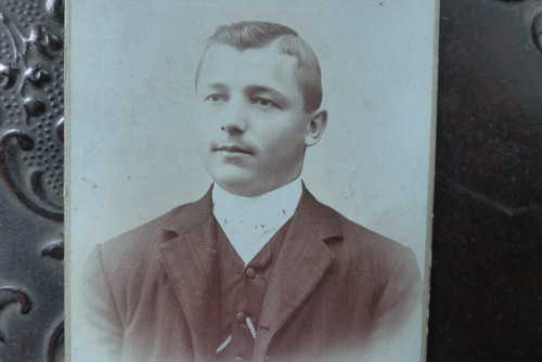 Mladý muž...stará kabinetní fotografie