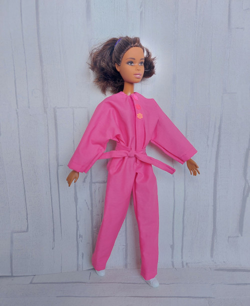 Růžová kombinéza pro Barbie