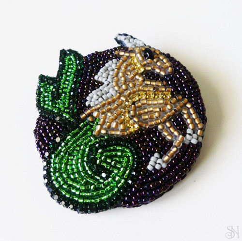 Handmade šitá korálková brošňa pre znamenie kozoro