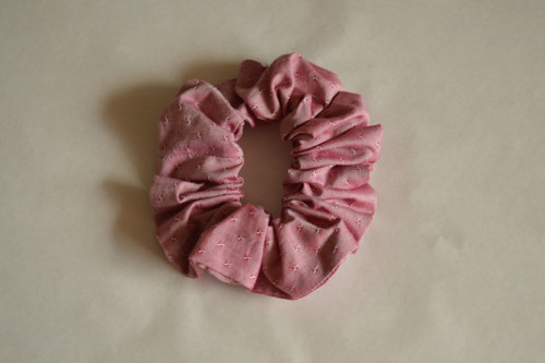Růžová scrunchie gumička