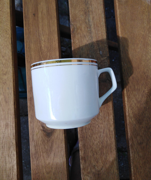 Porcelánový hrnek se zlatou linkou