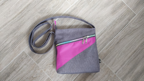 Crossbody šedá s duhovým zipem — foto 1