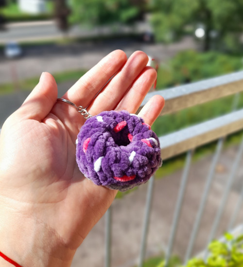 Háčkovaný donut přívěsek — foto 1
