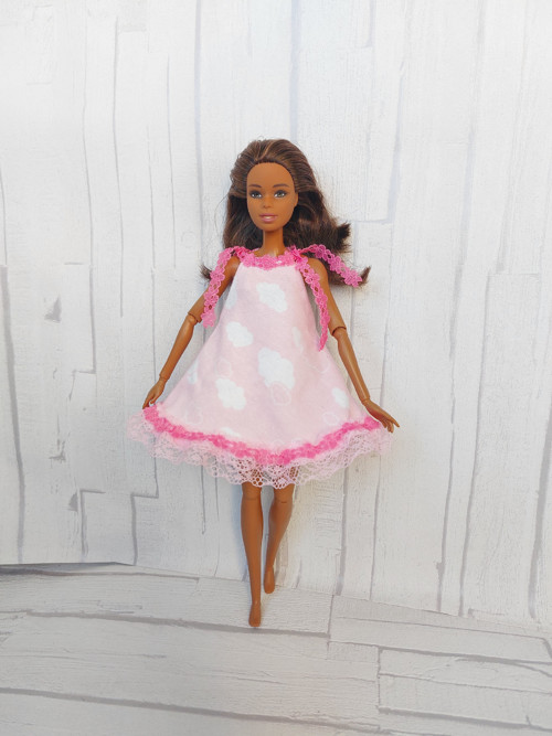 Růžová noční košilka pro Barbie