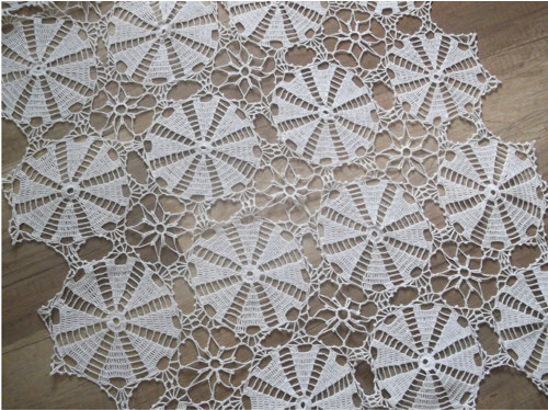 Bílý háčkovaný ubrus 125 x 70 cm