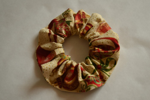 Světle žlutá scrunchie gumička s vánočním motivem