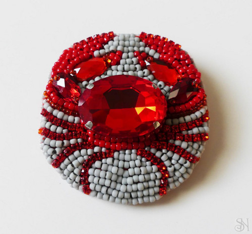 Handmade šitá korálková brošňa pre znamenie rak