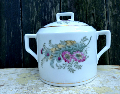Na louce...porcelánová dóza, cukřenka, Merklín