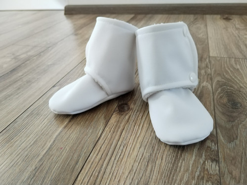 Capáčky ze softshellu s beránkem do kočárku