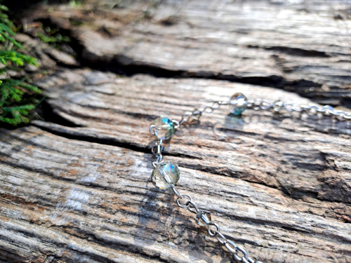 Náramek se Swarovski korálky a chirurgickou ocelí