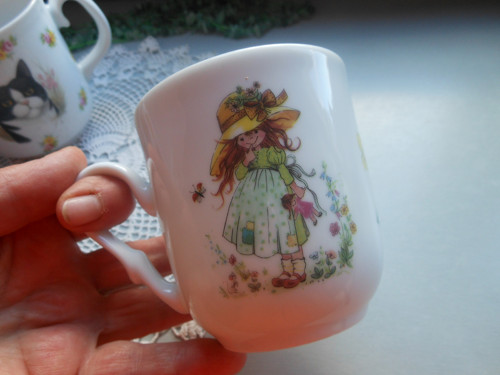 Porcelánový hrnek holčičky — foto 1