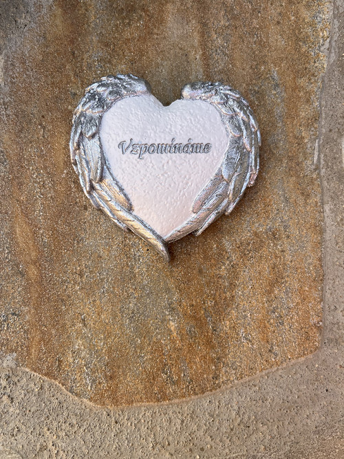 2D Srdíčko "VZPOMÍNÁME" (stříbrné křídla a nápis)