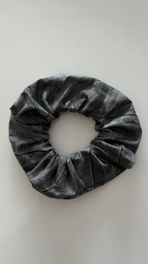 Scrunchie gumička - šedé pírko — foto 1