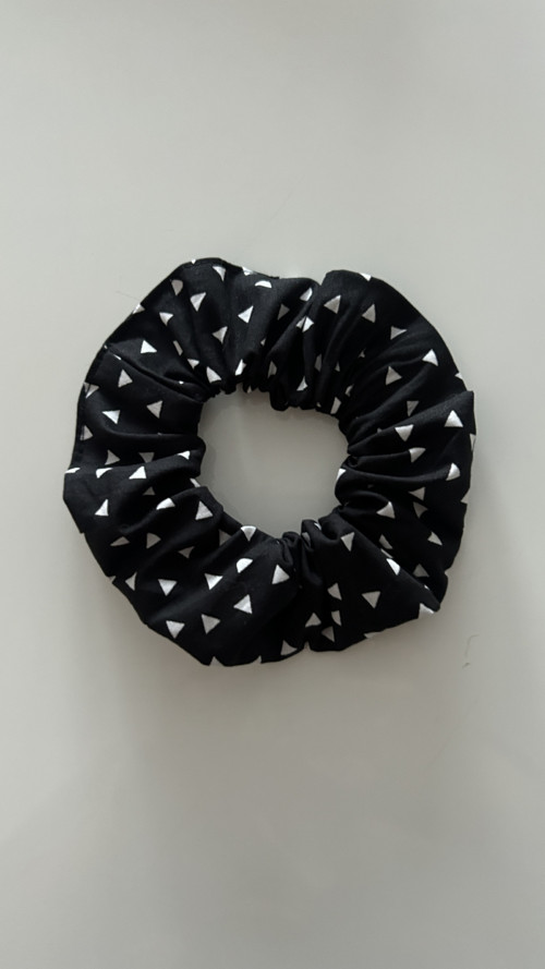 Scrunchie gumička - černá s trojúhelníky