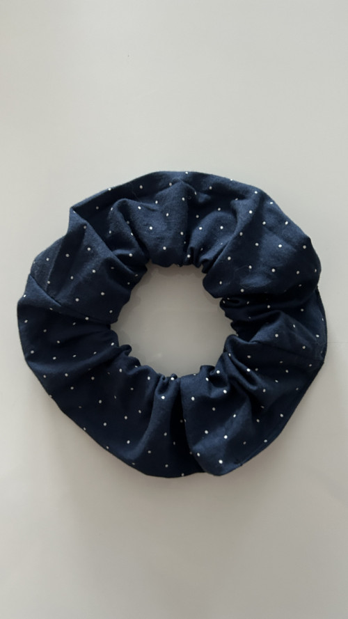 Scrunchie gumička - tm. modrá s mini puntíkem