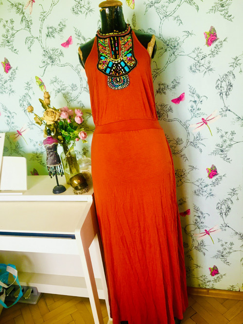 Šaty boho s náhrdelníkem — foto 1