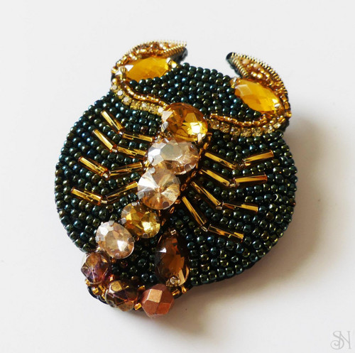 Handmade šitá korálková brošňa pre znamenie škorpi